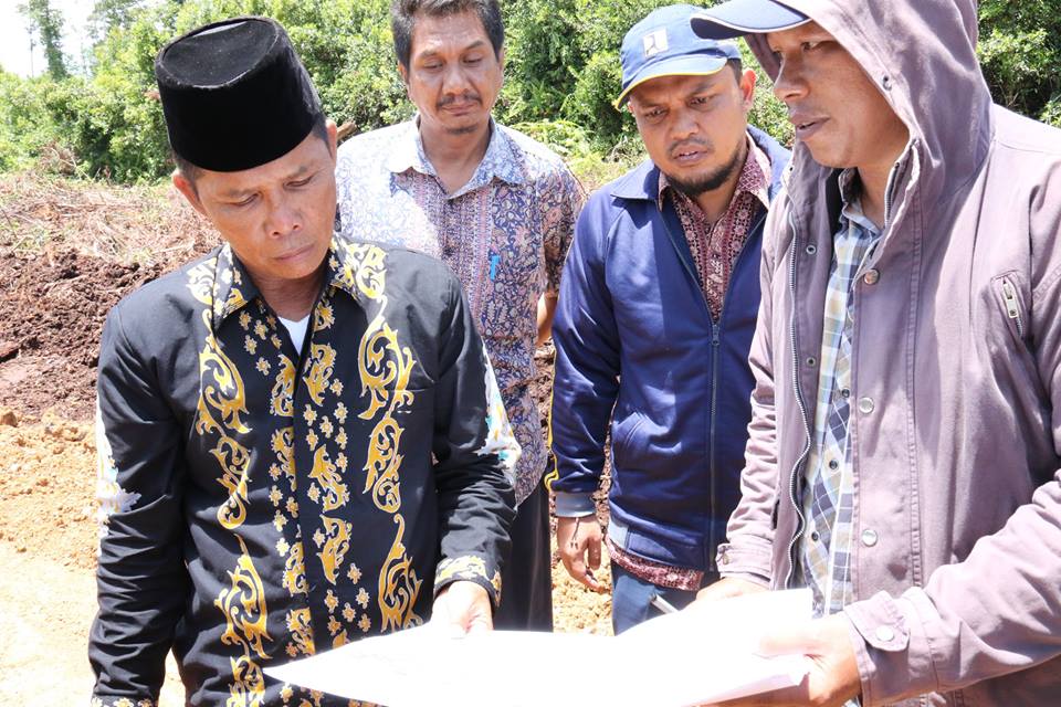 Bupati Tinjau Lokasi Pembangunan jalan poros Desa Bebatu